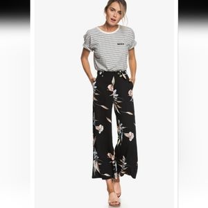 Roxy Waterfall Light Culottes Size Large Black and Floral